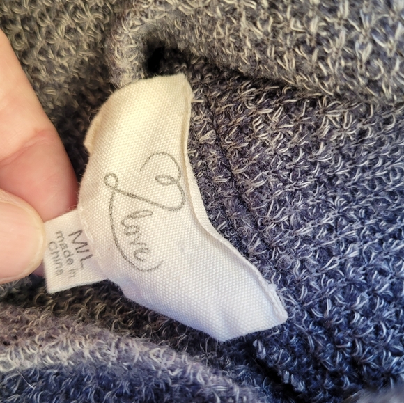 Size Medium sweater - Picture 4 of 5